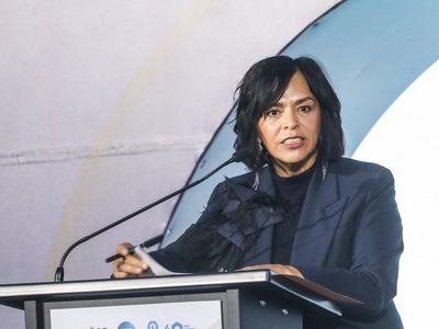 AMLO sugiere a Anabel Hernández que su “informante” dé pistas sobre el paradero de los normalistas