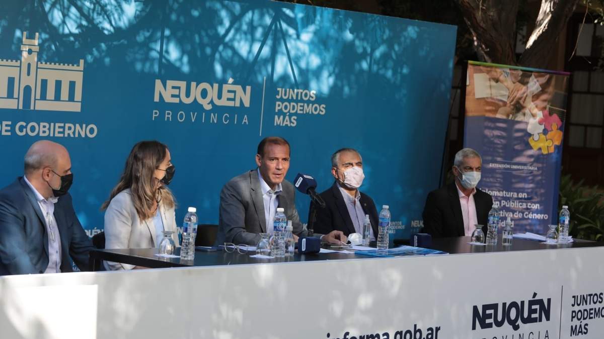 Omar Gutiérrez junto a Ferrareso y otros funcionarios. Fuente: (Twitter)