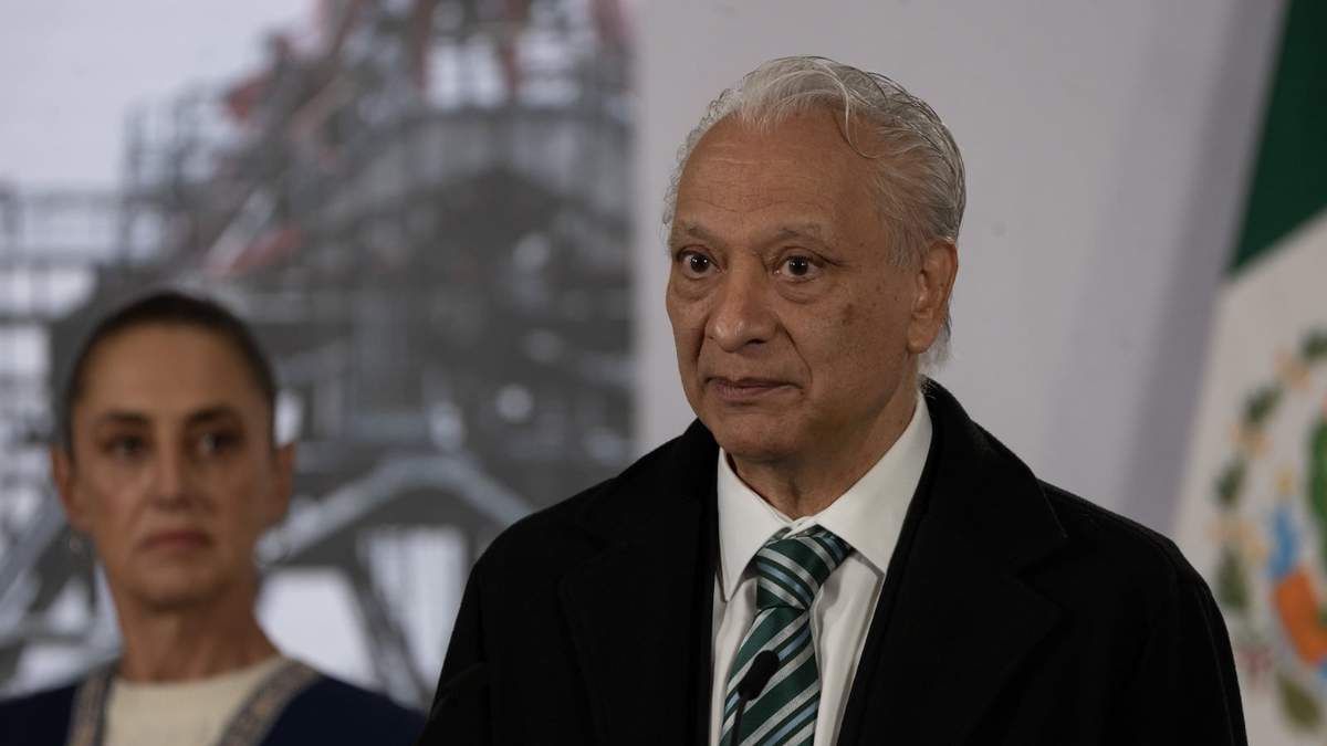 La presidenta Claudia Sheinbaum y el hoy exdirector de Pemex, Víctor Rodríguez Padilla