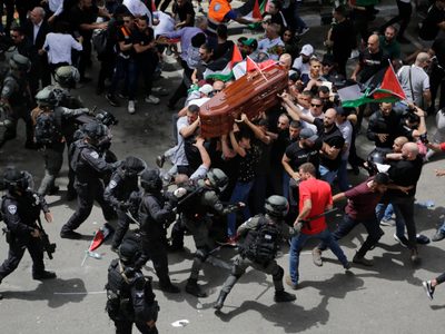 La ONU condena el asesinato de la periodista Shirín abu Aklé y EU critica golpiza en su funeral