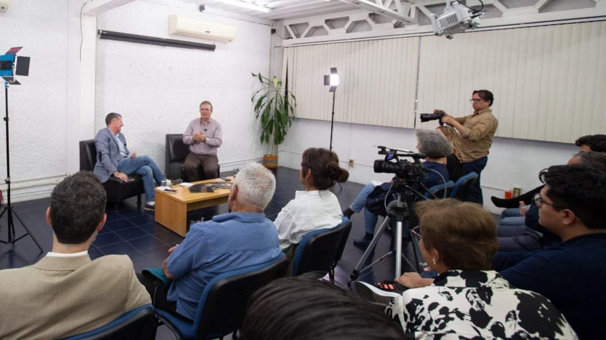 Marcelo Ebrard en el Conversatorio de Proceso