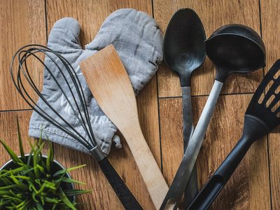 Con palitos de madera y esta idea fantástica, organizá tus utensilios y dale un toque distinguido a tu cocina