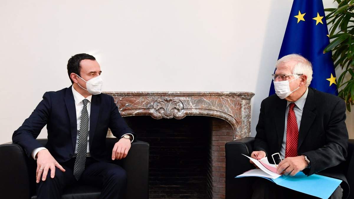 Joshep Borell en diálogo con representante de Kosovo