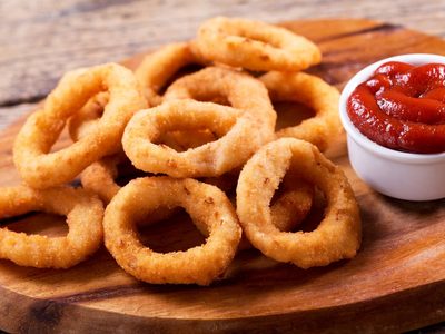 Aros de cebolla sin freír y sin rebosar: quedan igual de ricos y en una versión más saludable