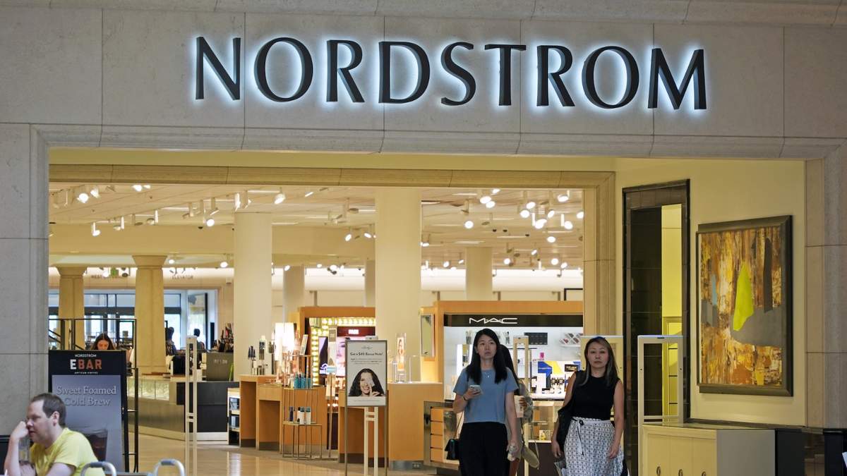 Unas personas salen de una tienda Nordstrom en Pittsburgh