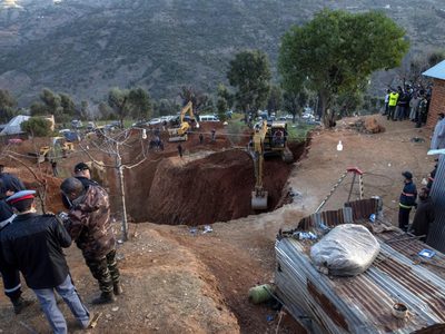 Esperanza y riesgo: así son los esfuerzos para sacar de un pozo de 32 metros a un niño en Marruecos