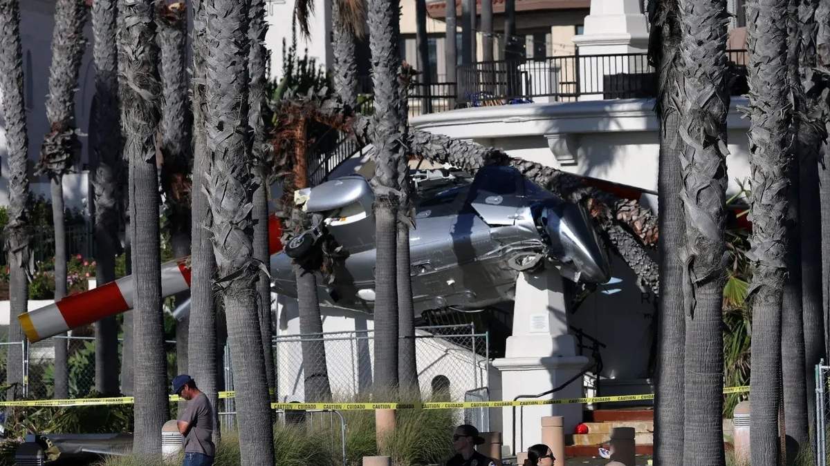 Helicóptero pierde el control y se estrella en Huntington Beach, California