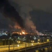 Ataque ucraniano con drones incendia depósito de petróleo ruso (Videos)