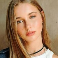 La moda del gen Z: Taína Gravier elige la estética futurista y brilla con un estilo que es furor