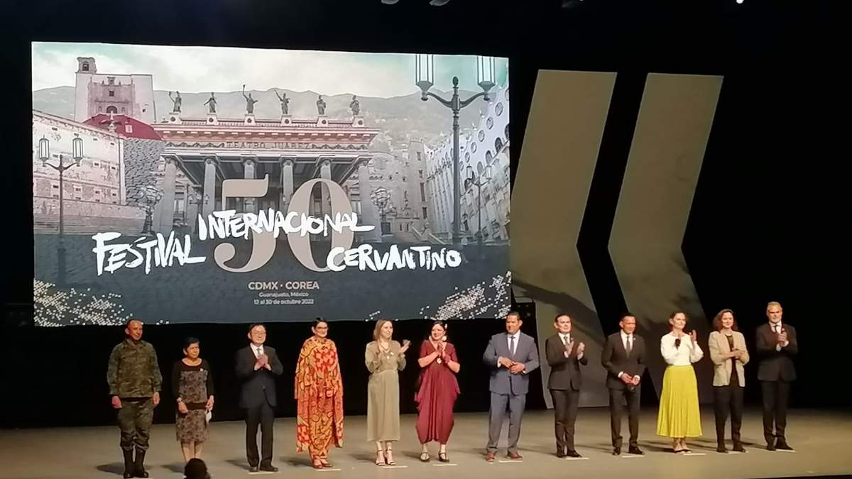 La titular de la SC, Alejandra Frausto y el gobernador de Guanajuato Diego Sinhue en el anuncio de la programación del FIC
