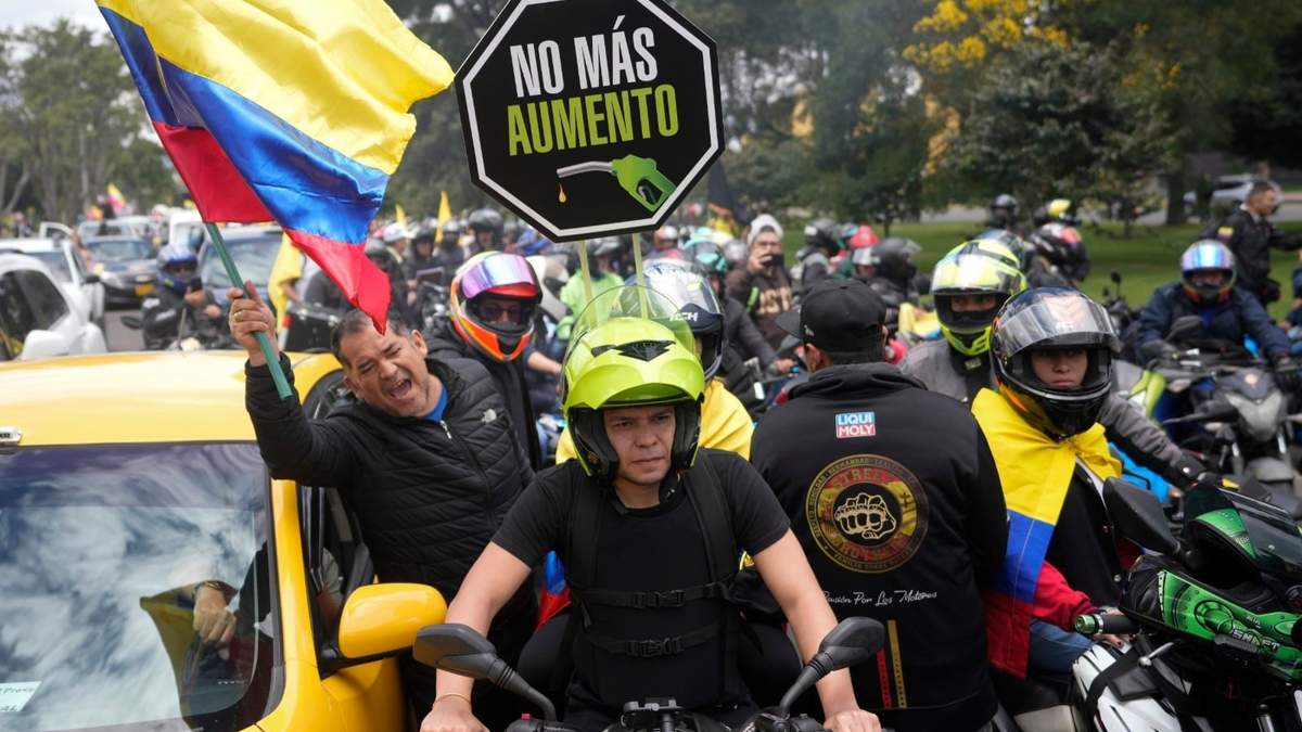 Motociclistas realizan una caravana para protestar por el aumento de los precios de la gasolina en Bogotá