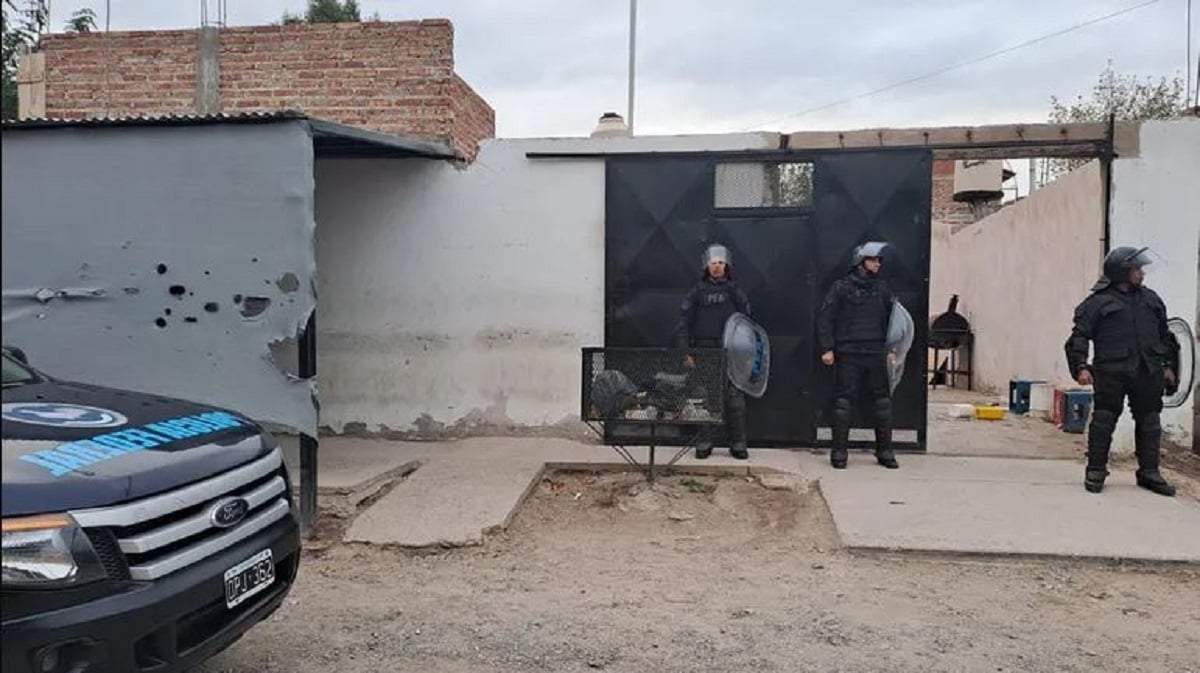 Policías de la fuerza Federal durante el  allanamiento en el barrio Melipal de Neuquén. Fuente: (Facebook)