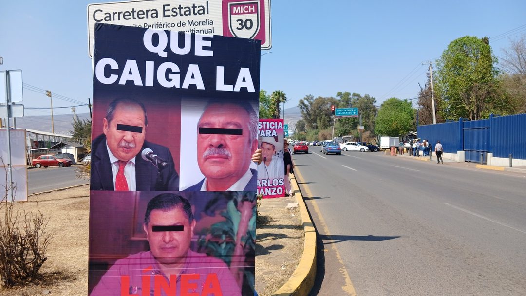 Cartelones sobre el periférico - Foto Patricia Monreal
