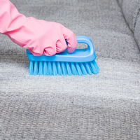 Prepará esta mezcla infalible para eliminar las manchas en tus sillas tapizadas con tela