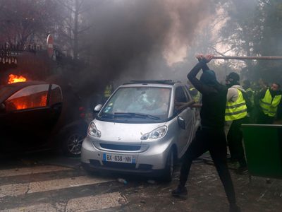 Chocan policías y Chalecos Amarillos durante protestas en Francia