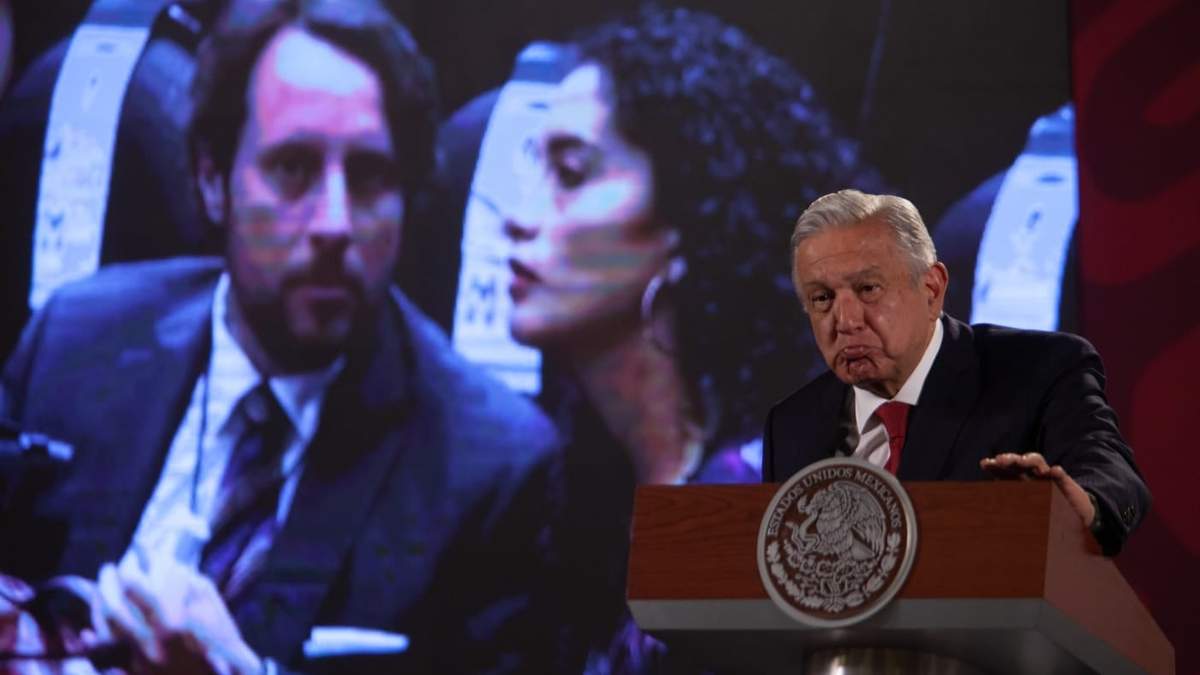 AMLO exhibió una foto de la presencia de un cabildero italiano en San Lázaro