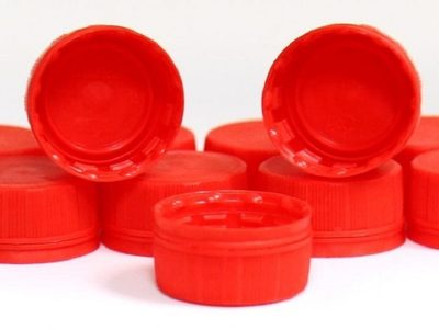 No tires las tapas de las botellas plásticas: creá este cofre de lo más colorido para guardar cosas en tu pieza