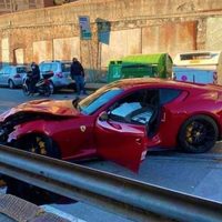 Empleado de un autolavado choca el Ferrari de un futbolista italiano