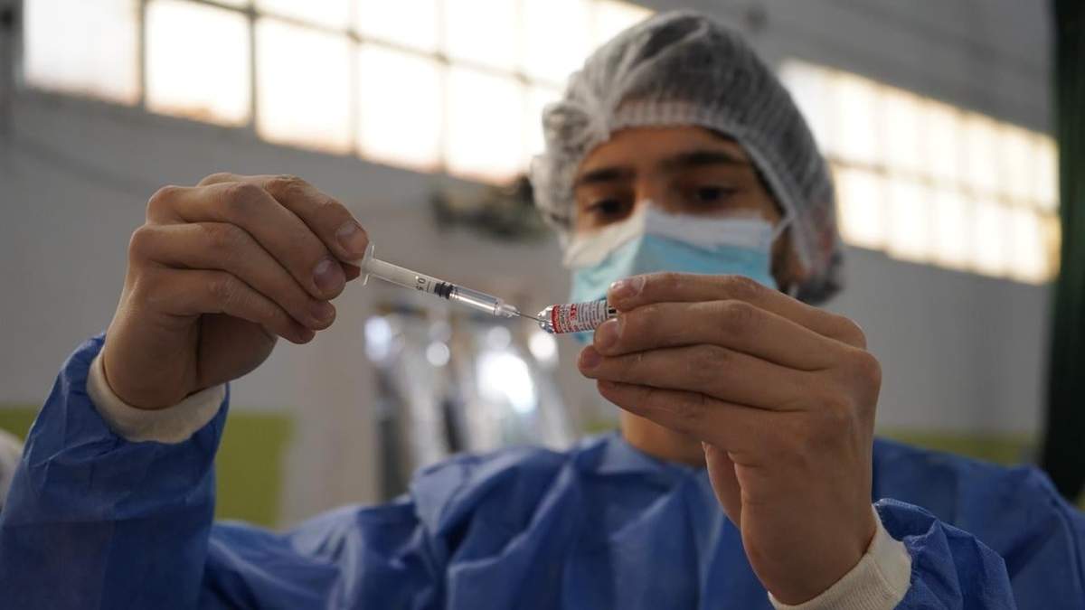 Enfermero alista una vacuna contra el coronavirus. Fuente: (Twitter)