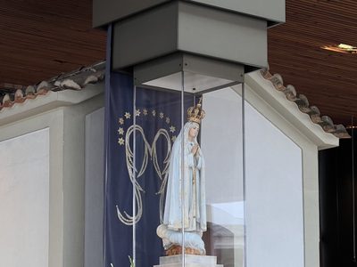 Miles peregrinan al Santuario de Fátima en Portugal. Este es el origen de la celebración