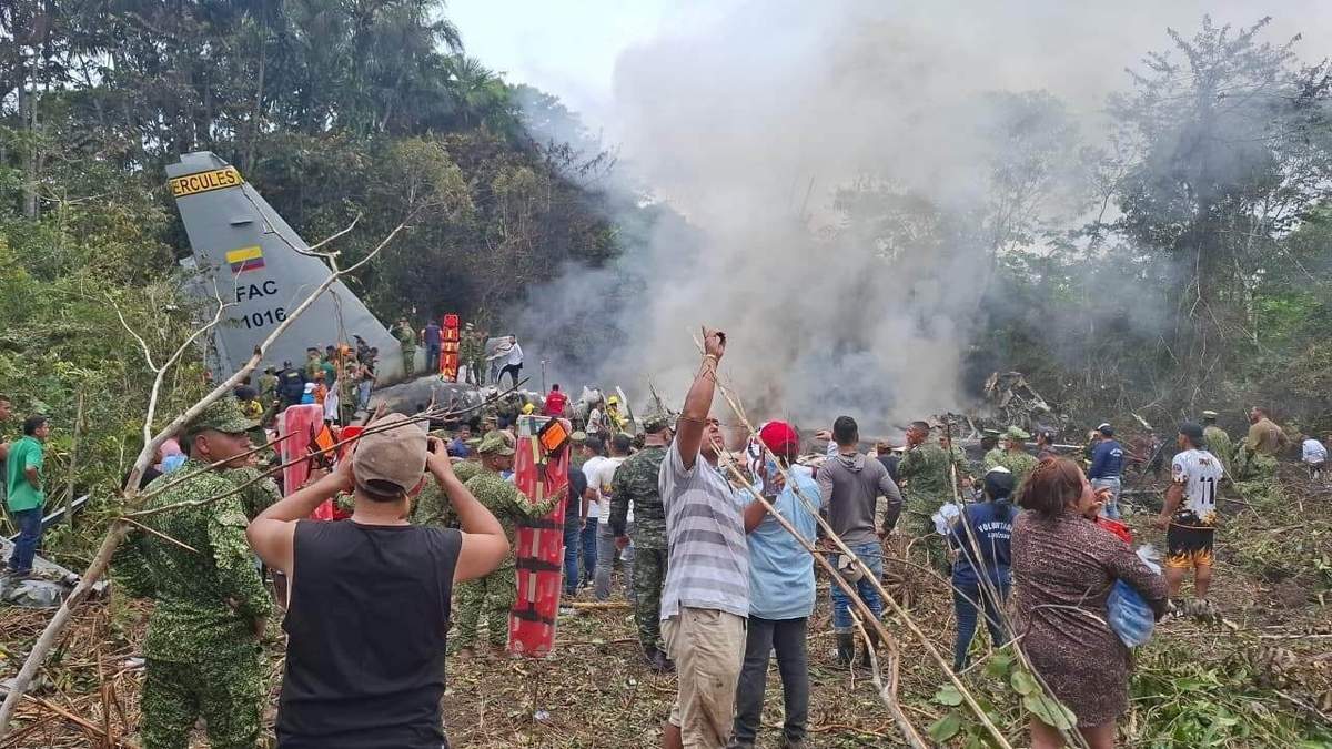 Personas rodean el avión militar de carga que se estrelló el lunes