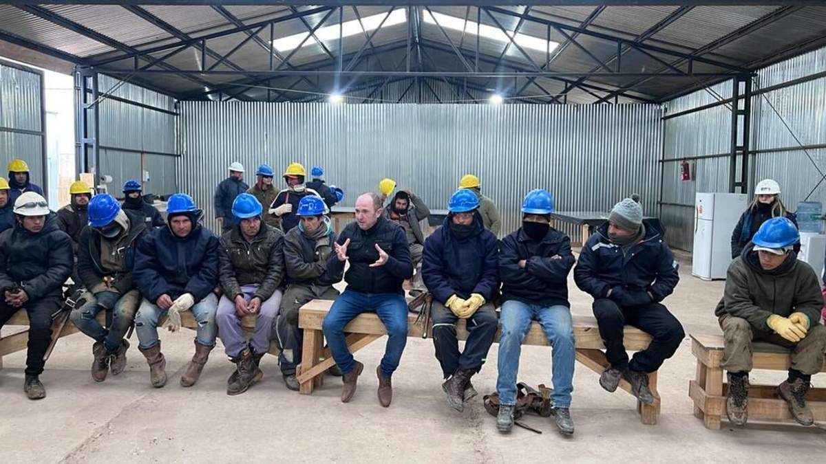 Todero junto a los trabajadores. Fuente: (Twitter).