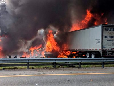 Video: un camión explotó en la Panamericana, tras colisionar con dos vehículos