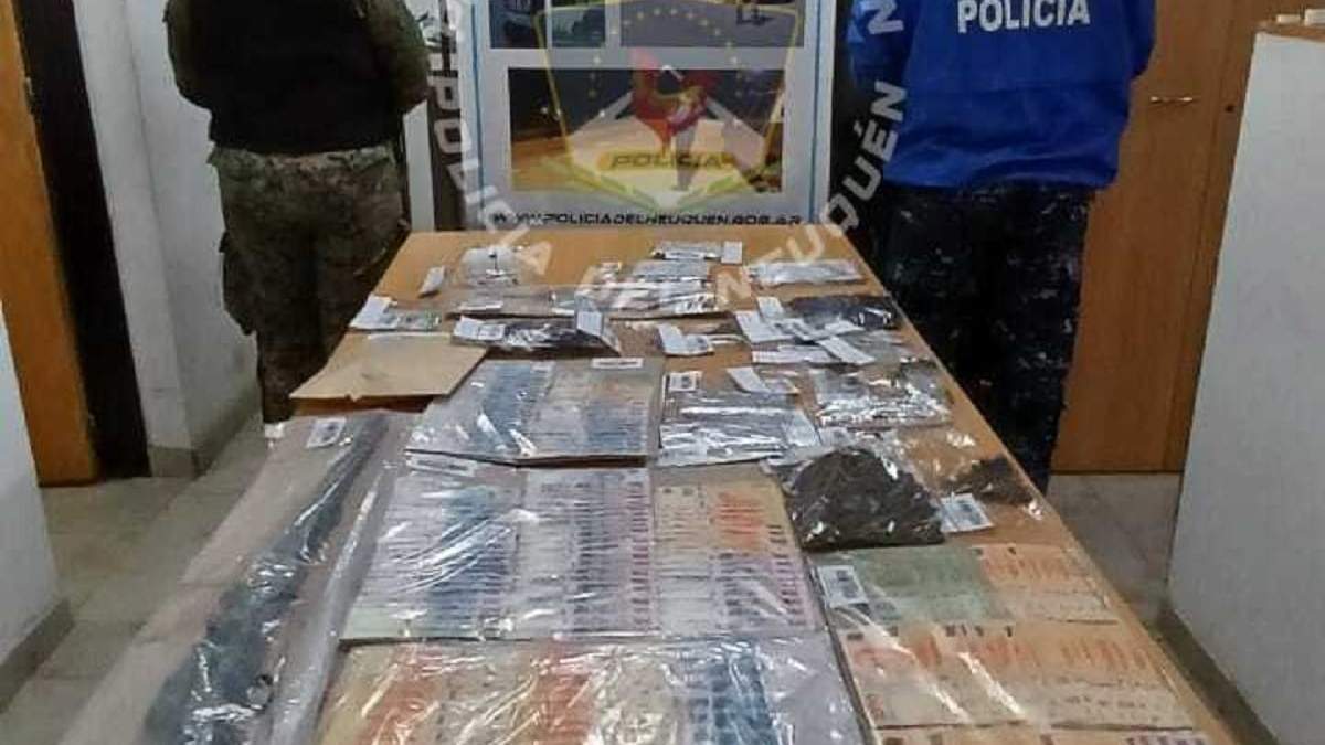 La Policía desbarató un kiosko de narcomenudeo y detuvo a tres personas. Fuente: (Policía de Neuquén)