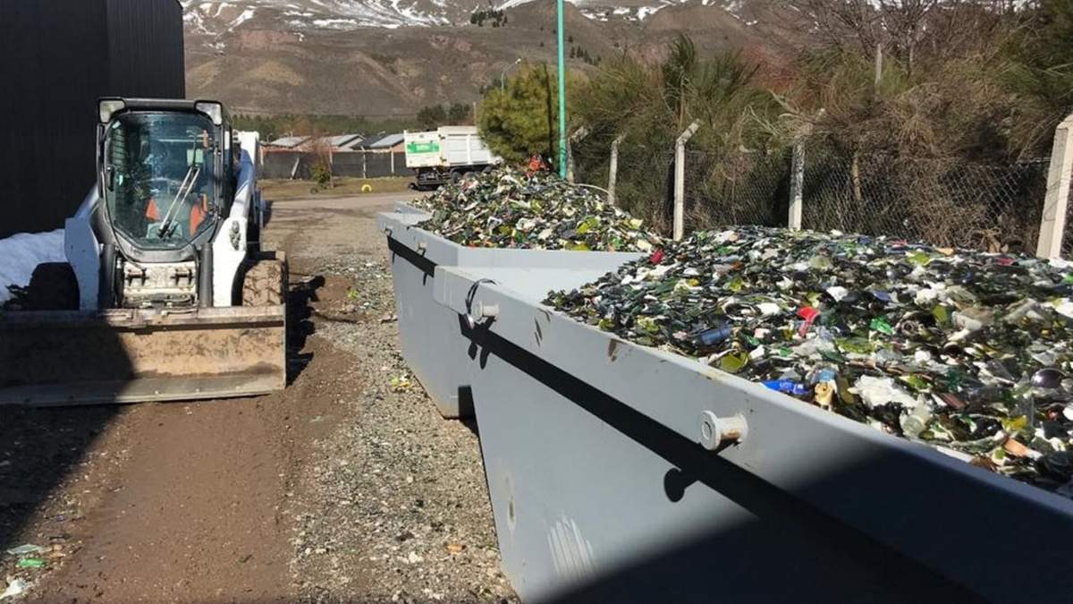 Se necesitaron varios contenedores para albergar tamaña cantidad de vidrios. Fuente: (Twitter).
