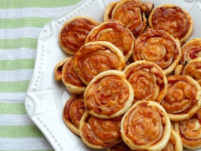 Espirales de hojaldre y canela: una receta exprés y deliciosa para los mates de la mañana