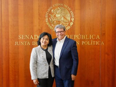 Monreal da la bienvenida a Leticia Peña, suplente de la candidata opositora en Morelos