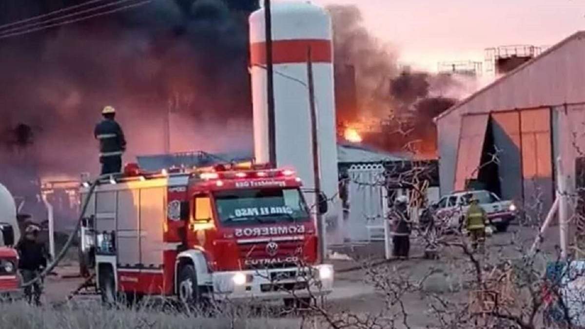 Los bomberos trabajan en el lugar del incendio. Fuente: Facebook