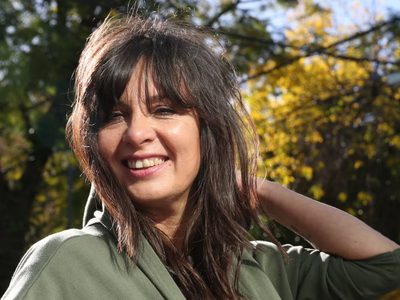 La fácil pero exigente rutina de ejercicios de Edith Hermida para tener brazos fuertes a los 54 años