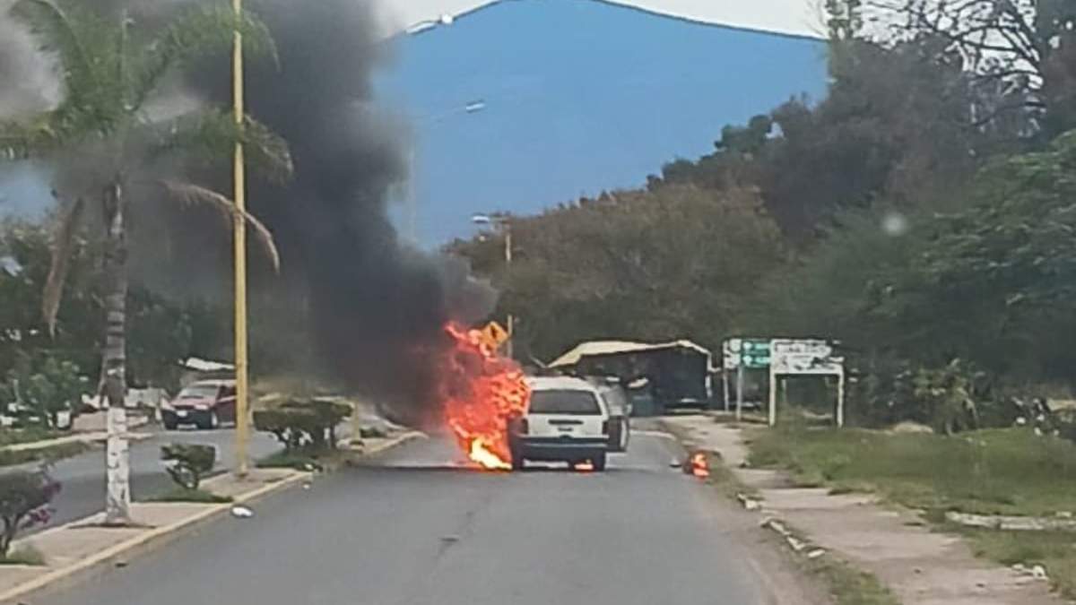 Los delincuentes prendieron fuego a vehículos y tiraron "poncha llantas"