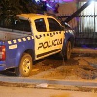 Se apuró y casi termina adentro de una casa en Centenario