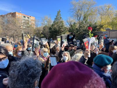 La escritora Almudena Grandes fue despedida en un funeral multitudinario en Madrid