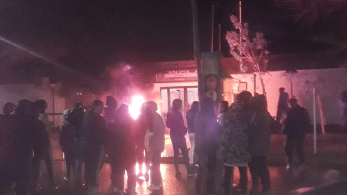 "No nos vamos a ir hasta que saquen a este asesino de acá". Fuente: (Facebook)