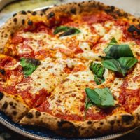 Pizza con masa de avena y sin horno: para una cena rápida, fácil y deliciosa