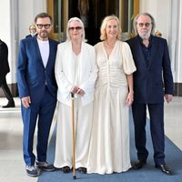 El cuarteto de pop sueco ABBA es condecorado por el rey de Suecia