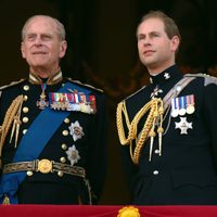 Carlos III le da a su hermano Eduardo el título de duque de Edimburgo