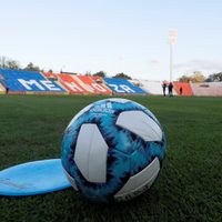 Tres futbolistas argentinos detenidos de manera insólita por el coronavirus