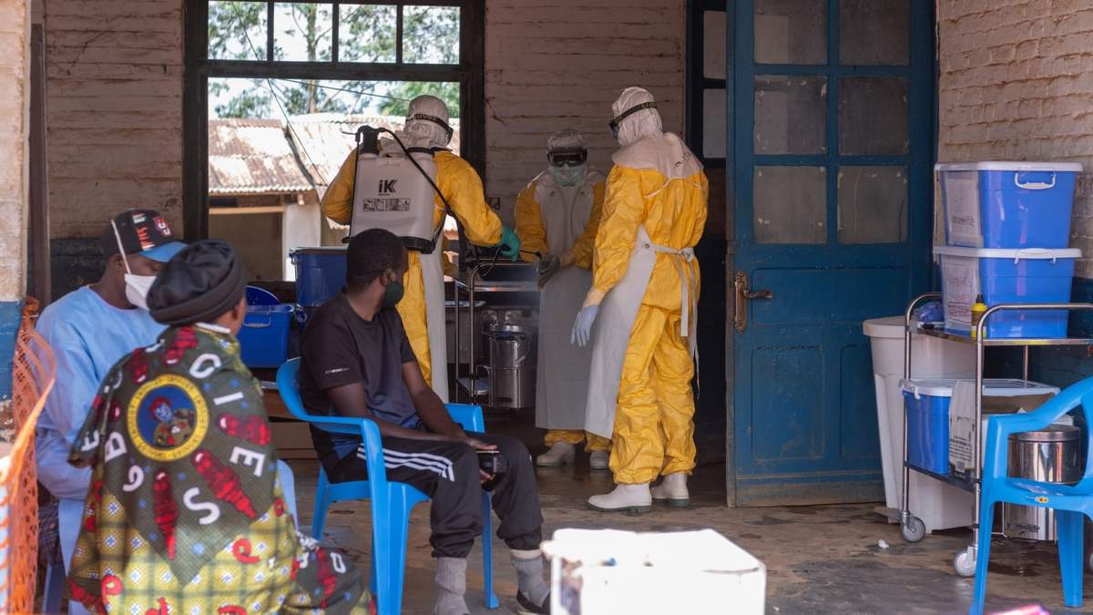 Trabajadores sanitarios se preparan para su turno en el centro de tratamiento de Mongbwalu, en Mongbwalu, República Democrática del Congo, el 5 de junio de 2026
