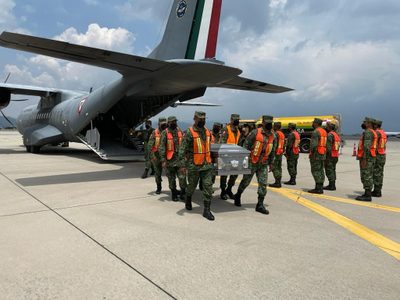 México inicia repatriación de migrantes fallecidos en tráiler de Texas; se prevén dos vuelos más