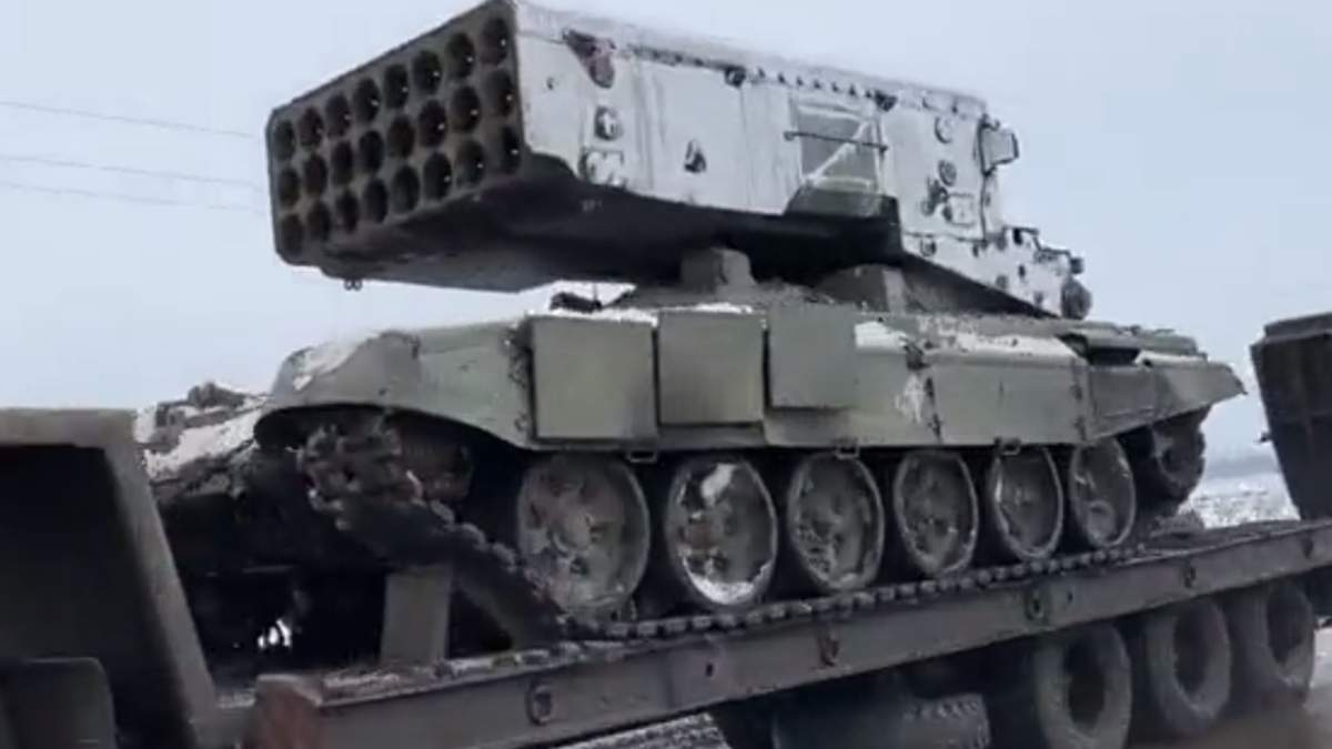 Un tanque TOS-1A, que dispara cohetes con bombas termobáricas, captado en Ucrania