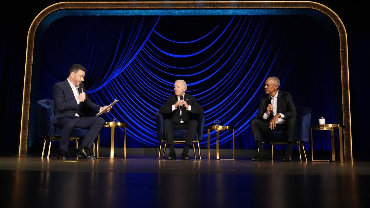 El presidente Joe Biden y el expresidente Barack Obama escuchan durante un evento de campaña de Biden moderado por Jimmy Kimmel en el Peacock Theatre, el sábado 15 de junio de 2024, en Los Ángeles