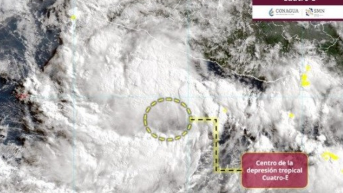 La depresión tropical Cuatro-E genera lluvias y oleaje elevado en costas del Pacífico mexicano, reportó el SMN.