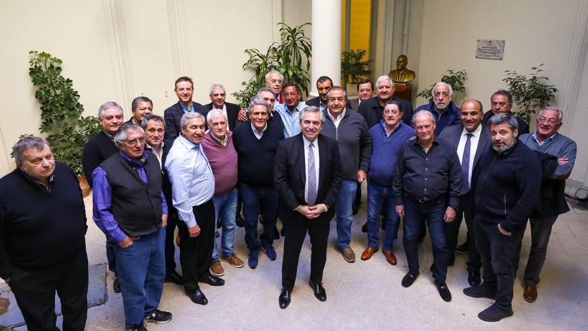 Fernández en campaña junto a los sindicalistas (foto: Twitter).