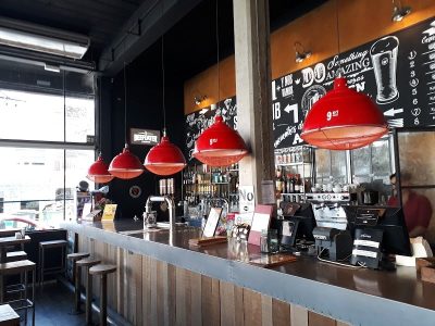 ¡Mirá! Por el coronavirus un bar neuquino se convirtió en un almacén a domicilio