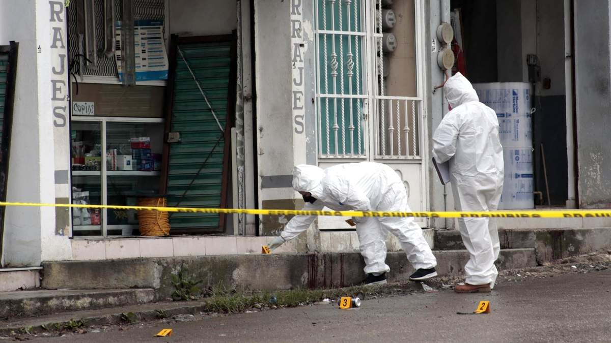 Peritos laboran en escena de crimen