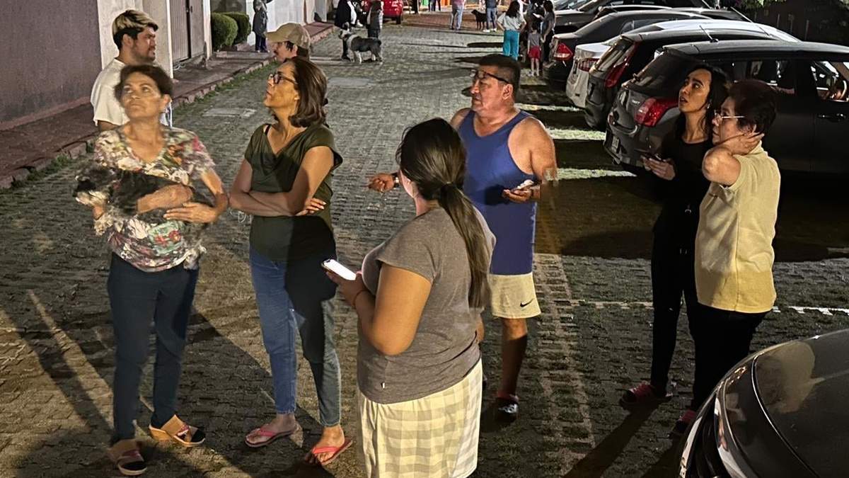 Habitantes de la CDMX salen a la calle tras un sismo